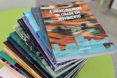 Livros são assinados por membros da comunidade universitária da Ufal