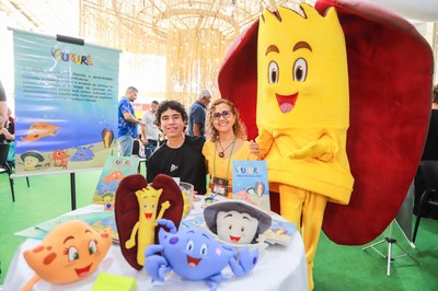 Lany Silva e o filho Gabriel durante lançamento do livro Sururé: Abraçando Mudanças (Foto: Jônatas Medeiros)