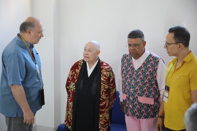 Reitor Josealdo Tonholo conversa com Monja Coen ao lado de Eraldo Ferraz e Gian Melo (Foto: Renner Boldrino)