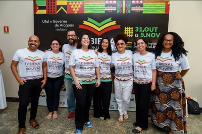 Os produtores Simone Cavalcante, Samy Dantas, Diogo Bráz, Carol Almeida e Íris Tenório, com a equipe de profissionais da CAC/Ufal