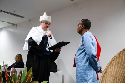Reitor Josealdo Tonholo durante outorga do título de Doutor Honoris Causa ao professor Zezito Araújo (Foto: Jônatas Medeiros)