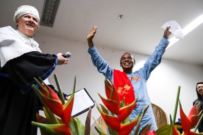 Zezito Araújo chega para receber o título de Doutor Honoris Causa na Bienal (Foto: Jônatas Medeiros)