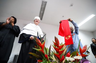 Zezito Araújo chega para receber o título de Doutor Honoris Causa na Bienal (Foto: Jônatas Medeiros)