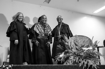 A diretora do Ichca, Sandra Nunes, ao lado de Zezito Araújo e o pró-reitor Wellington Pereira (Foto: Jônatas Medeiros)