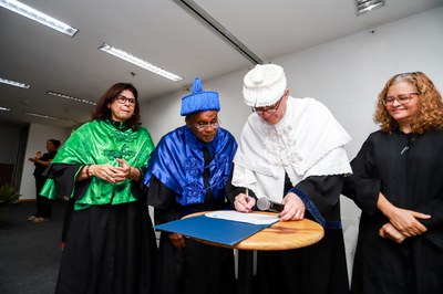 O reitor Tonholo assina o título de Doutor Honoris Causa para Zezito Araújo (Foto: Jônatas Medeiros)