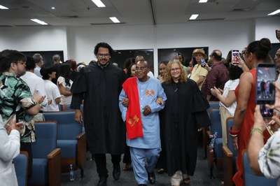 Professor Zezito Araújo chega ao local da solenidade com Danilo Marques, do Neabi, e Sandra Nunes, diretora do Ichca (Foto: Renner Boldrino)