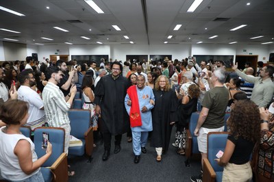Professor Zezito Araújo chega ao local da solenidade com Danilo Marques, do Neabi, e Sandra Nunes, diretora do Ichca (Foto: Renner Boldrino)