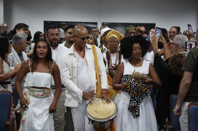 Cortejo da Orquestra de Tambores de Alagoas anunciou a grandiosidade do momento (Foto: Renner Boldrino)
