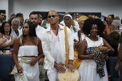 Cortejo da Orquestra de Tambores de Alagoas anunciou a grandiosidade do momento (Foto: Renner Boldrino)