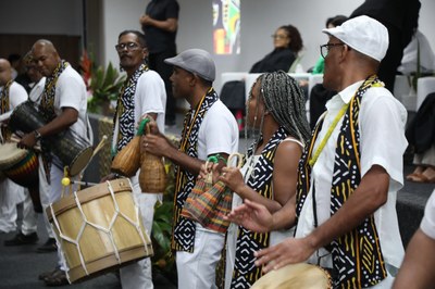Cortejo da Orquestra de Tambores de Alagoas anunciou a grandiosidade do momento (Foto: Renner Boldrino)