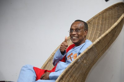 O professor Zezito Araújo durante outorga do título de Doutor Honoris Causa (Foto: Renner Boldrino)