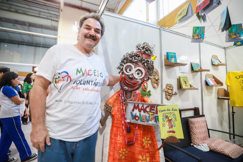 Ator faz trabalho voluntário e encanta crianças durante evento