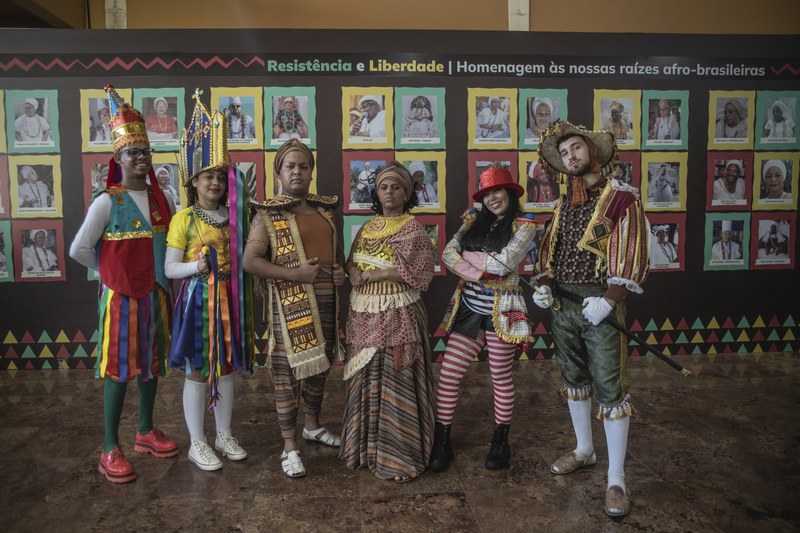 Atores caracterizados recebem alunos durante evento