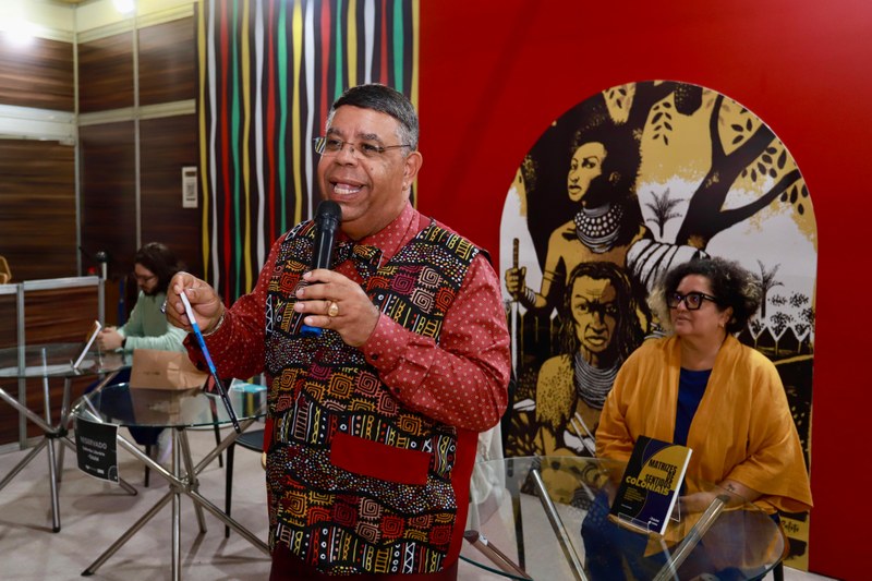 Autores lançam livros voltados à temática educacional