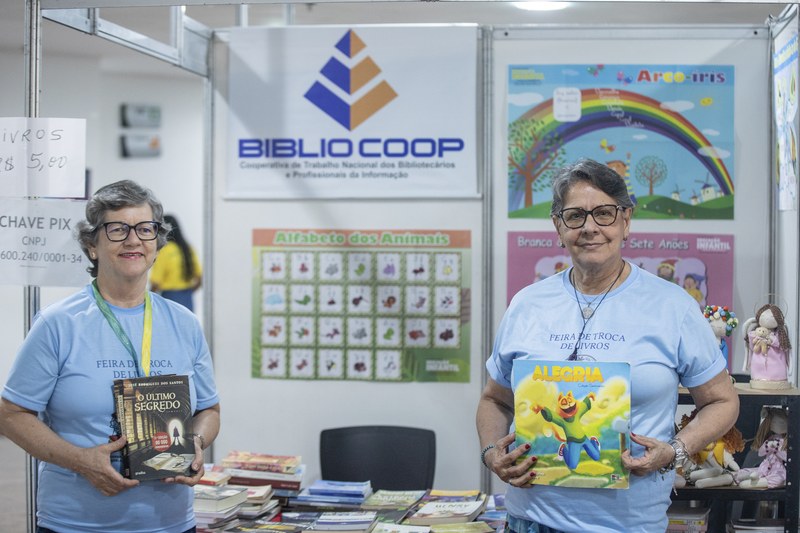 Bibliocoop incentiva a leitura com projetos de troca e venda acessível