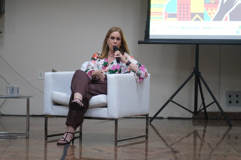 Bienal debate envelhecimento e valorização dos idosos em confluência com Enem