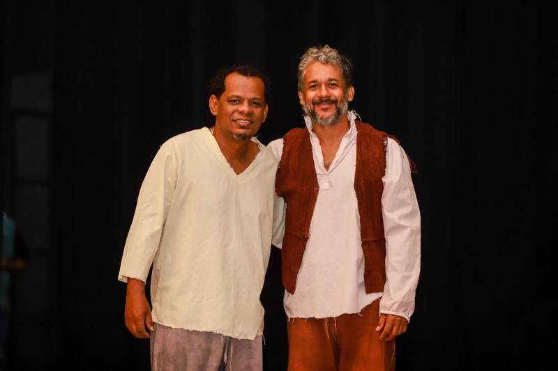 Cia La Casa emociona e provoca reflexão com peça "Negreiros”