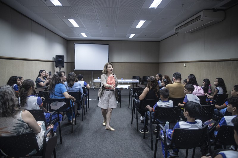 Cléo Busato reúne estudantes e professores em leitura dramatizada