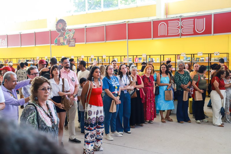 Edufal encerra participação na 11ª Bienal com novos livros neste domingo