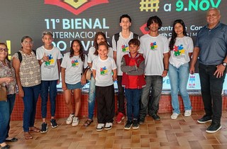 Crianças do Serviço de Convivência visitam a Bienal pela primeira vez