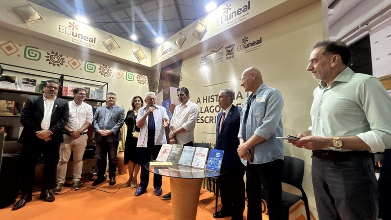 Douglas Apratto é homenageado pela Uneal durante a Bienal