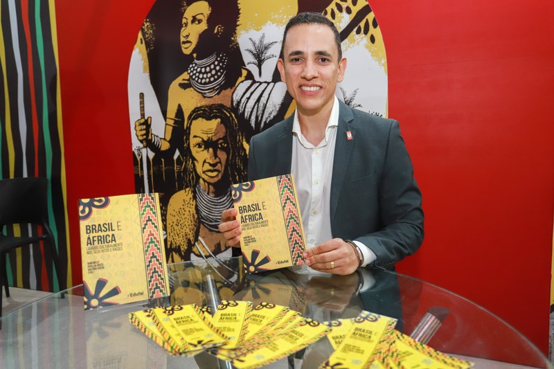 Livro que intitula Bienal e analisa relação Brasil-África é lançado