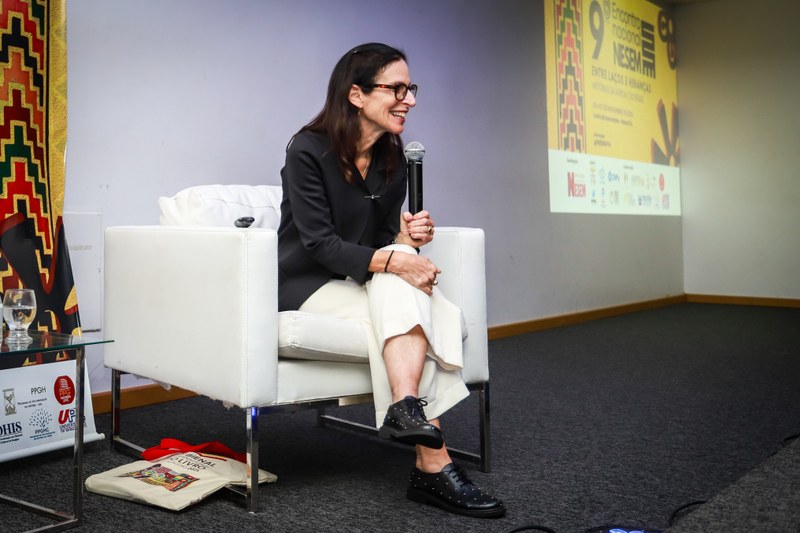 Em palestra, Lília Schwarcz lota auditório no Centro de Convenções
