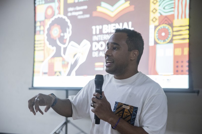 Ernesto Xavier, a voz que reúne relatos para combater o racismo