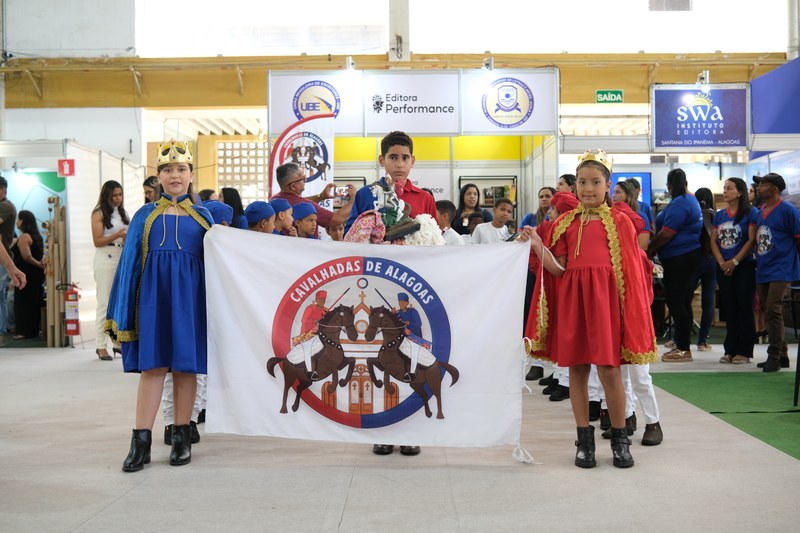 Estudantes de Palmeira dos Índios desfilam e lançam livro sobre cavalhadas