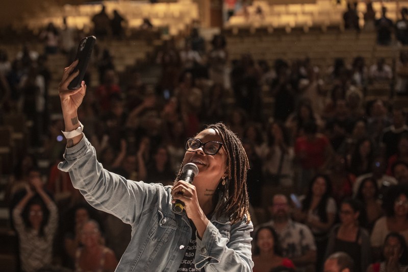 Expoente da luta antirracista, Bárbara Carine lota Teatro