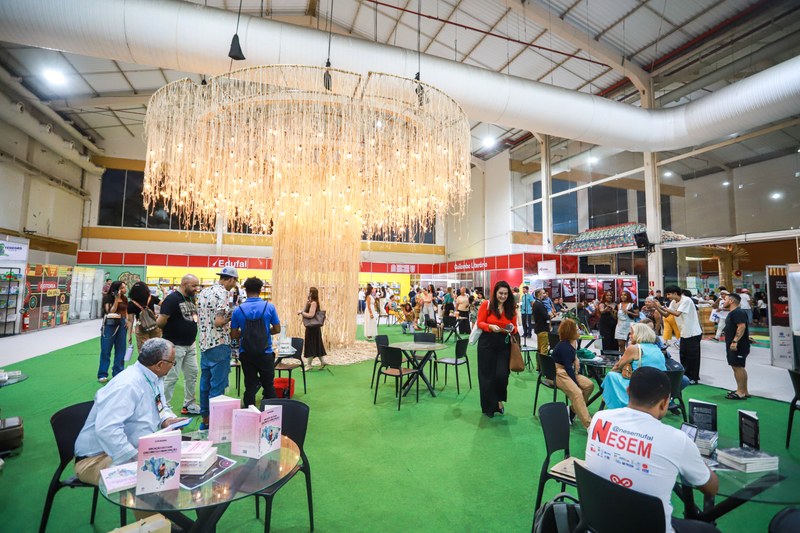 Histórias de resistência e superação em destaque na Praça de Autógrafos