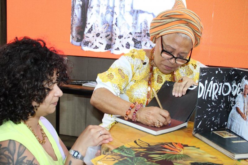 Imprensa Oficial comemora sucesso na Bienal 2025