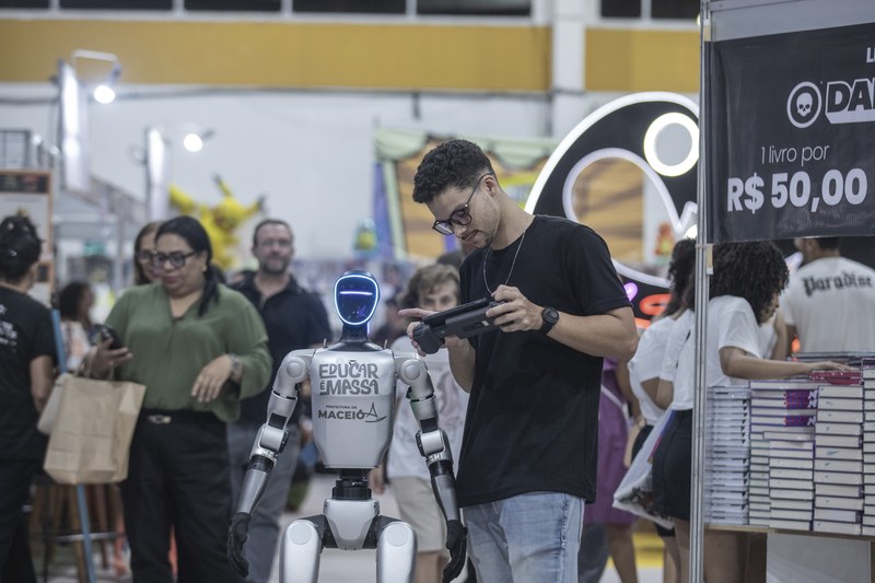 Primeiro robô humanoide do Nordeste faz sucesso no evento