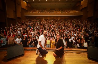 Raphael Montes arrasta multidão e anuncia Jantar Secreto no exterior