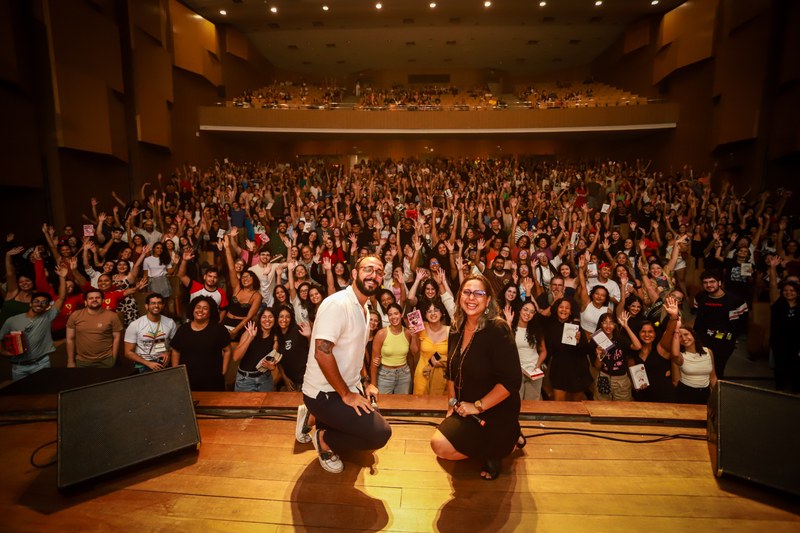 Raphael Montes arrasta multidão e anuncia Jantar Secreto no exterior