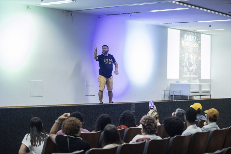 Sarau valoriza a literatura surda e promove inclusão no evento