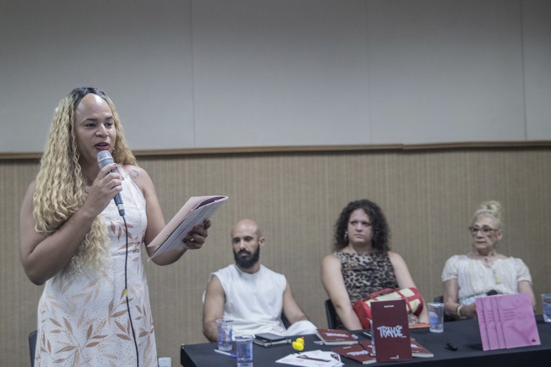 'Tarde de leitura trans' abre espaço para inclusão e representatividade