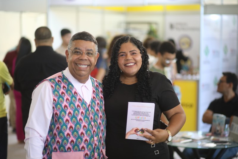 Vozes independentes encantam o público na Praça de Autógrafos