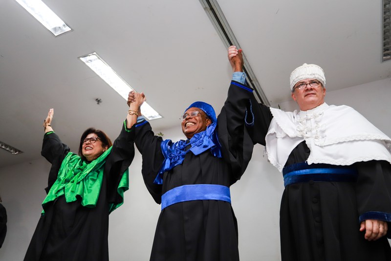 Zezito Araújo recebe Doutor Honoris Causa durante o evento